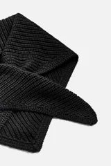 Pañoleta triangular de punto color negro, tejida en hilatura de algodón.