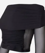 Blusa negra con escote hombro a hombro y mangas largas de tul transparente.