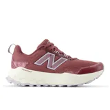 Championes New Balance Garoé V2 para mujer, color borgoña con logo blanco. Capellada de malla y superposiciones sintéticas, entresuela Fresh Foam X y suela AT Tread para tracción en diversos terrenos.