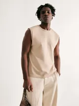 Musculosa beige de corte recto y cuello redondo.