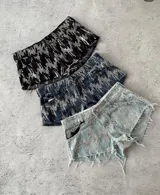 Short de jean con lentejuelas plateadas, tiro alto y terminación desflecada.