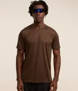 Remera deportiva marrón de poliéster con tecnología Dry, cuello redondo, mangas cortas, estampa heat print y detalle en los hombros.