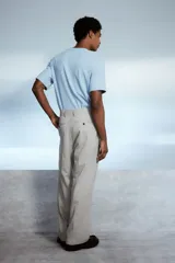 Remera celeste de punto texturizado, corte recto y cuello redondo.