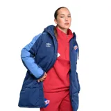 Parka azul marino con mangas azul piedra, cierre frontal con cremallera y botones a presión, capucha y bolsillos laterales.