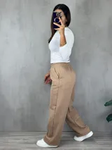 Jogger color bordó con cintura elástica y corte holgado, confeccionado en material afelpado.