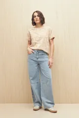 Remera blanca de manga corta con estampado floral en tonos beige.