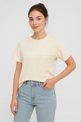 Remera blanca de algodón con estampado de texto y dibujo de naranja.