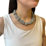 Collar corto con cuentas de hilo color marrón y dorado de diferentes formas. Largo 46cm.