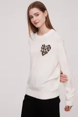 Sweater gris con estampado de corazón de leopardo en el pecho, de corte holgado y manga larga.