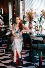 Bailarinas con puntera y talón a contraste, lentejuelas en verde y morado, raso estampado, cordón azul y borla estampada.