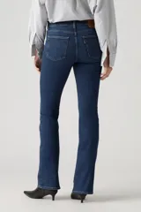 Pantalón de jean azul oscuro, de corte bootcut y tiro alto.