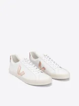 Zapatillas Veja modelo Esplar Logo, color blanco con logo en color dorado, fabricadas en cuero con forro de poliéster reciclado, plantilla de caucho del Amazonas y suela de caucho del Amazonas y residuos de arroz.