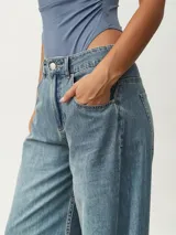 Pantalón de jean azul de corte ancho.