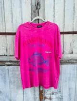Remerón oversize color fucsia con estampa de pescado y texto en azul.