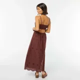 Vestido midi marrón con breteles finos, escote recto, calado con motivos florales y aberturas laterales en la cintura.