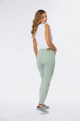 Pantalón de gabardina color verde claro, con corte recto, tiro medio, cinco bolsillos y spandex.