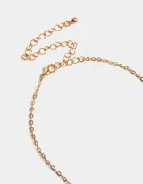 Cadena dorada con dije de corazón cubierto de circonitas cúbicas.
