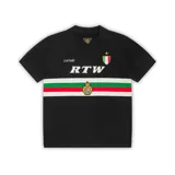 Camiseta negra de punto con cuello polo y mangas cortas. Presenta una franja horizontal con los colores de la bandera italiana y un escudo bordado en el pecho. Tiene el logo de Corteiz bordado en el lado izquierdo y las letras RTW bordadas en el centro.