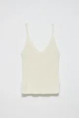 Top de tejido de punto color crudo, con escote en V y tirantes anchos.