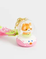 Llavero con dije de gatito dentro de una burbuja transparente y base rosa, con gancho dorado. Incluye un strap de silicona rosa con detalles en verde y la palabra "Summer".
