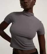 Remera marrón de ribana con cuello alto y mangas cortas.