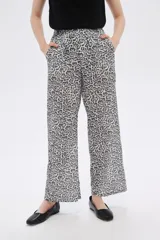 Pantalón de viscosa con estampado animal print en tonos grises y negros, de corte recto.