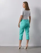 Pantalón capri color beige, de gabardina elastizada.
