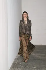 Falda midi de tiro alto con estampado paisley en tonos marrones y dorados. Presenta cintura con drapeado lateral y bajo asimétrico evasé. Cierre con cremallera oculta en la costura.