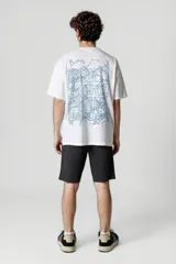 Remera blanca de algodón con un pequeño estampado azul en el lado izquierdo del pecho.