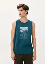 Musculosa celeste con estampa geométrica en el pecho.