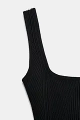 Body marrón de tejido de punto acanalado, con escote cuadrado y tirantes anchos.