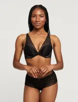 Conjunto de lencería Réne Rofé, compuesto por un soutien de encaje negro con microtul y un panty brasilero de encaje negro con microtul.