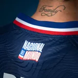 Camiseta de fútbol Umbro del Club Nacional de Football, modelo Away 2. Diseño azul marino con detalles en blanco y rojo en cuello y mangas. Incluye logo de Umbro, escudo del club y sponsor Antel en el frente.