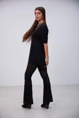 Remerón de encaje negro con cuello redondo y mangas cortas, de corte holgado.