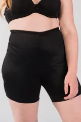 Calza modeladora de tiro alto realizada en tela de faja de alta contención, diseñada para realzar los glúteos.
