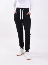 Pantalón de jogging negro con cintura elástica y cordón ajustable.