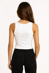 Musculosa de bretel ancho color negro, de algodón, lisa, al cuerpo y con cuello redondo.
