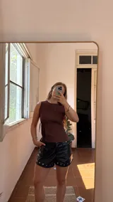 Top sin mangas color marrón chocolate, ajustado al cuerpo, con cierre en la espalda y tiras ajustables en el frente.