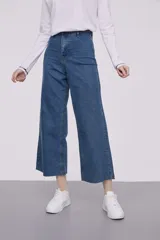 Pantalón de jean azul índigo, de corte ancho y tiro alto.