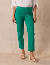 Pantalón verde esmeralda de gabardina elastizada, marca Zac & Rachel. Corte recto, pretina ancha pespunteada, bolsillos simulados y largo al tobillo.