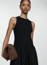 Vestido largo negro de tejido de punto con tirantes anchos, cuello redondo y falda evasé.