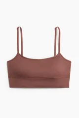 Bralette color ladrillo, de tejido suave y sin costuras, con breteles finos regulables y banda inferior acanalada. Tiene copas forradas con relleno extraíble.