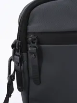 Morral bandolera negro con cierre superior y bolsillo frontal con cierre.