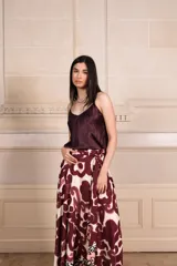 Falda larga acampanada con estampado abstracto en blanco y negro, y lazo en la cintura.