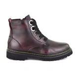 Bota de cuero color bordó con cordones negros, suela de goma negra y cierre lateral.