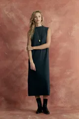 Vestido midi sin mangas color gris, de corte recto y cuello alto.