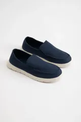 Mocasines náuticos azules de tela con suela blanca de goma.