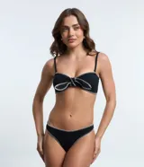Top de bikini bandeau negro con tirantes extraíbles, lazo delantero y pespunte contrastante blanco.