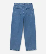 Pantalón baggy de jean azul oscuro, con bolsillos delanteros tipo cuchillo y bolsillos traseros.