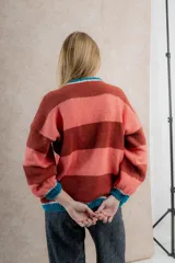 Sweater de mohair a rayas horizontales color ladrillo y celeste, con cuello redondo y mangas largas abullonadas con puño.